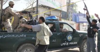 Miembros de las fuerzas de seguridad de Afganist&aacute;n patrullan por las calles de Kabul tras los atentados del martes 17 de abril de 2012.