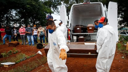 Trabajadores entierran a una víctima de la covid-19 en el cementerio Viola Formosa de São Paulo, el pasado jueves.