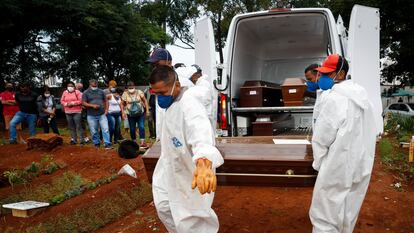 Trabajadores entierran a una víctima de la covid-19 en el cementerio Viola Formosa de São Paulo, el pasado jueves.