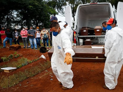 Trabajadores entierran a una víctima de la covid-19 en el cementerio Viola Formosa de São Paulo, el pasado jueves.