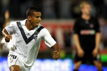 Faouzi, del Vitoria de Guimaraes, celebra un gol contra el Midtjyland danés en la vuelta de la tercera ronda previa de la Liga Europa.