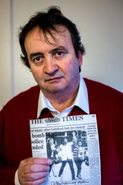 Gerry Conlon, uno de los &#039;cuatro de Guidford&#039;, con una copia del diario en el que se anunciaba su libertad.