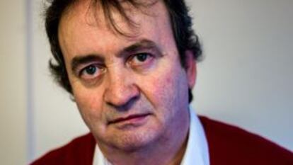 Gerry Conlon com uma cópia do jornal que noticiava sua libertação.