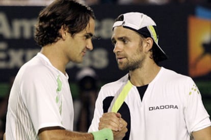 Federer y Kiefer se saludan a la conclusión del partido.