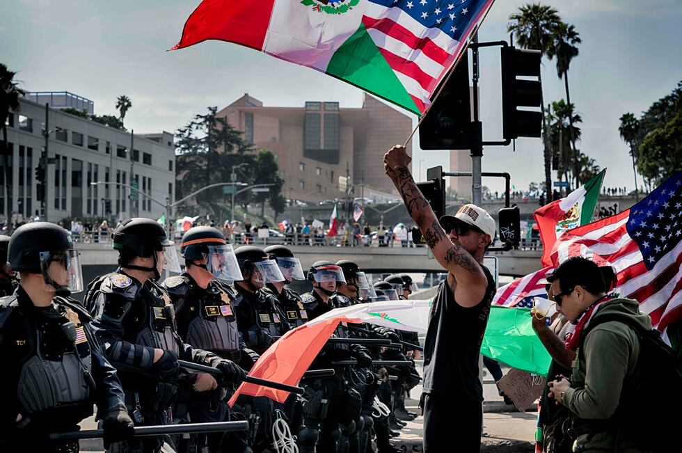 Los latinos luchan por la democracia contra el autoritarismo de Trump ...