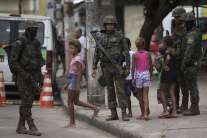 Exército patrulha a Vila Kennedy, no último dia 17.