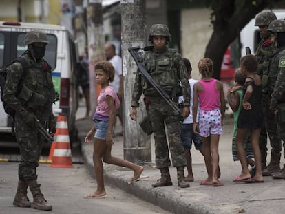 Exército patrulha a Vila Kennedy, no último dia 17.