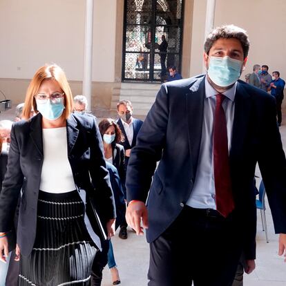 12-03-2021. Murcia.  El presidente de la Comunidad de Murcia Fernando López Miras (d), la vicepresidenta Isabel Franco (2i) y la diputada de ciudadanos Valle Miguelez (i), entre otros, tras la rueda de prensa que han ofrecido este viernes, donde han anunciado que tres diputados de Ciudadanos votarán en contra de a moción de censura.