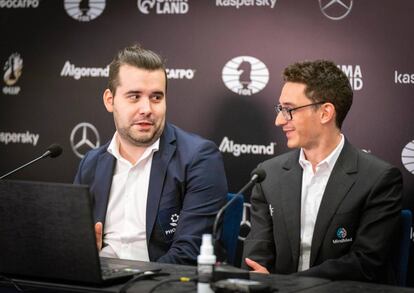 Ian Niepómniachi, a la izquierda, y Fabiano Caruana durante la conferencia de prensa de hoy tras su empate en Yekaterimburgo (Rusia)