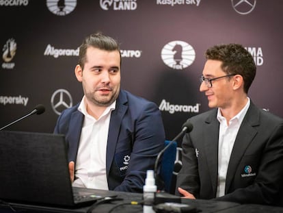 Ian Niepómniachi, a la izquierda, y Fabiano Caruana durante la conferencia de prensa de hoy tras su empate en Yekaterimburgo (Rusia)