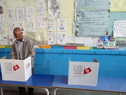 Un policía de paisano vota en Túnez a finales de abril.