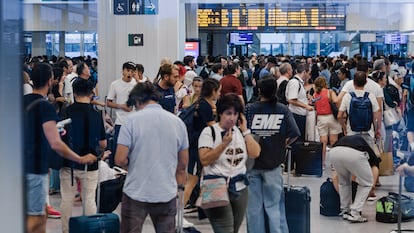 Viajeros en la estación de Chamartín-Clara Campoamor, en Madrid, el 4 de septiembre.