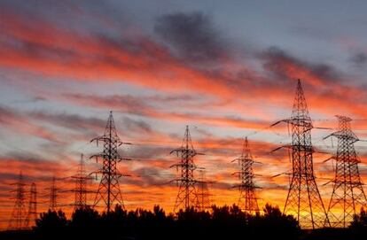 Puesta de sol tras unas torres el&eacute;ctricas.