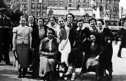 Las llamadas mamás belgas, en la plaza de Cataluña a su llegada a Barcelona en mayo de 1937.