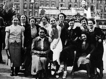 Las llamadas mamás belgas, en la plaza de Cataluña a su llegada a Barcelona en mayo de 1937.