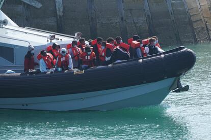 La policía lleva a un grupo de inmigrantes hasta el puerto de Dover (Reino Unido), el pasado domingo