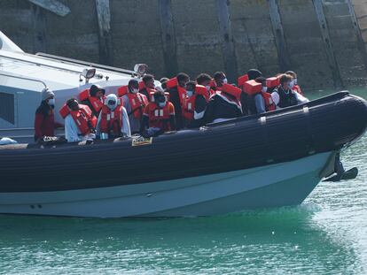 La policía lleva a un grupo de inmigrantes hasta el puerto de Dover (Reino Unido), el pasado domingo
