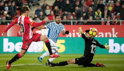 Willian José marca el gol de la Real ante el Girona.