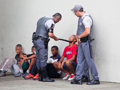 Jóvenes abordados por policías en el centro comercial Itaquera.