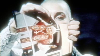 Sinead O’Connor en ‘Saturday Night Live’, en octubre de 1992, cuando rompió en directo una fotografía de Juan Pablo II.