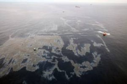 Foto aérea del 18 de noviembre de 2011, del vertido de crudo en uno de los yacimientos del Campo de Frade, a 370 kilómetros de la costa del estado de Río de Janeiro y a una profundidad cercana a los 1.200 metros, en la Cuenca de Campos, la principal provincia petrolera de Brasil. EFE/Archivo