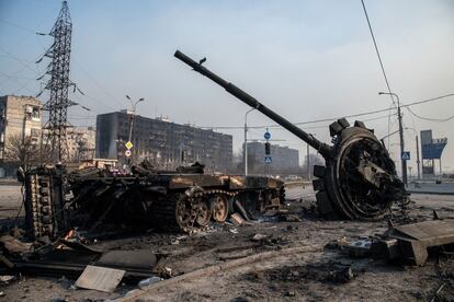 Un tanque ruso destruido se encuentra en la ciudad en ruinas de Mariupol. La batalla entre las fuerzas rusas y las ucranianas continúa en la ciudad portuaria.