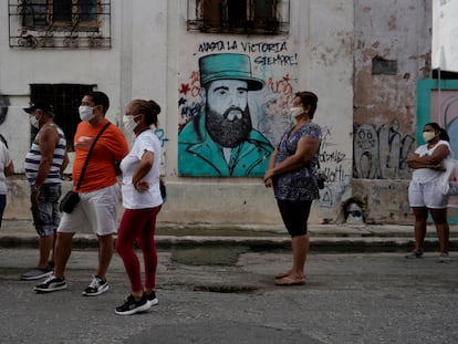 Una fila para cambiar moneda en La Habana, el pasado mes de julio.