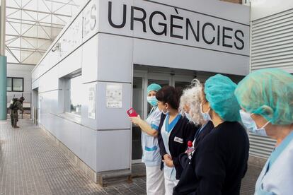 Miembros del Ejercito de Tierra trabajan desinfectando los alrededores del Hospital Trias i Pujol (Can Ruti) de Badalona (Barcelona).