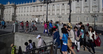 Un grupo de turistas en el Palacio Real de Madrid.