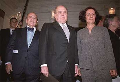 Jordi Pujol, entre Luis Martí Mingarro, decano del Colegio de Abogados de Madrid, y la ministra Ana Palacio.