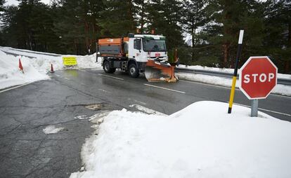 Una máquina quitanieves tras cortar la carretera de Belagua (Navarra) a Francia por riesgo de aludes, el martes. La borrasca 'Barra' está complicando el regreso del puente de la Constitución, cuando 25 provincias están este miércoles en alerta por viento, nevadas, aludes y olas, informa la Agencia Estatal de Meteorología (Aemet), y la cota de nieve bajará a 500 metros.