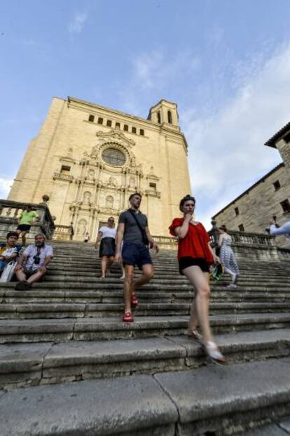 Turistes davant la catedral de Girona.
