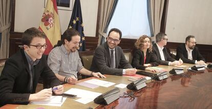 Los equipos negociadores de Podemos, PSOE y Ciudadanos, el jueves.