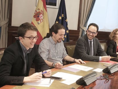 Los equipos negociadores de Podemos, PSOE y Ciudadanos, el jueves. 