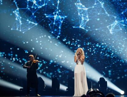 La cantante polaca Kasia Mos interpreta la canción "Flashlight".