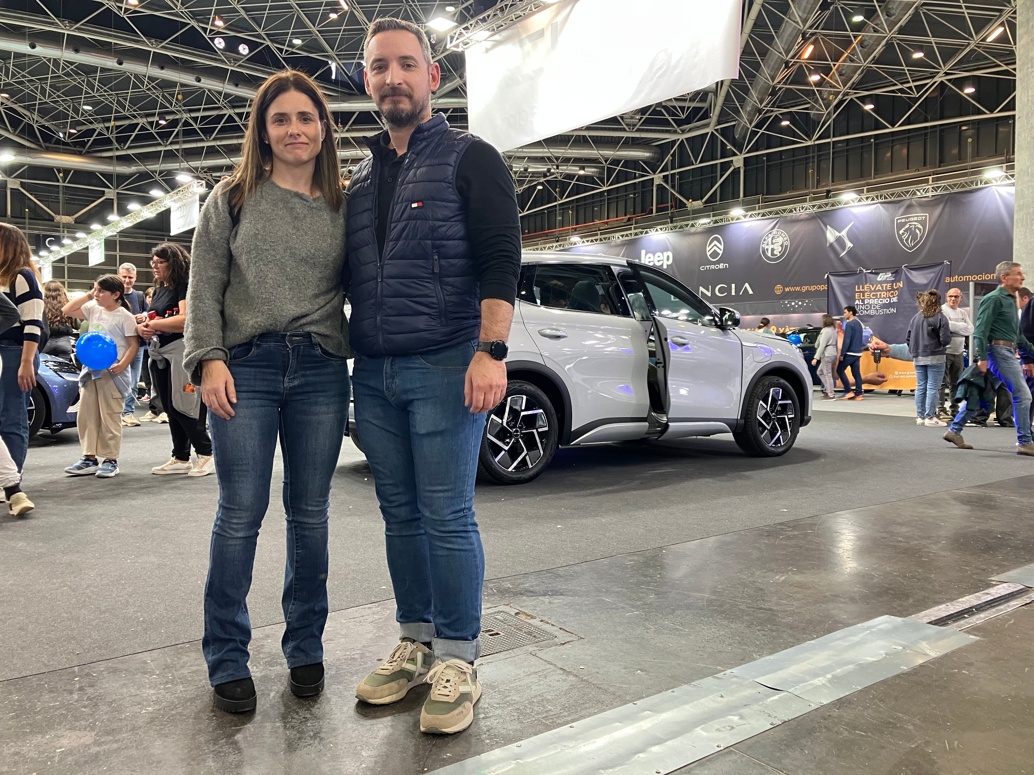 Javier Casado y Elena Ambiz en la feria de coches de Valencia.