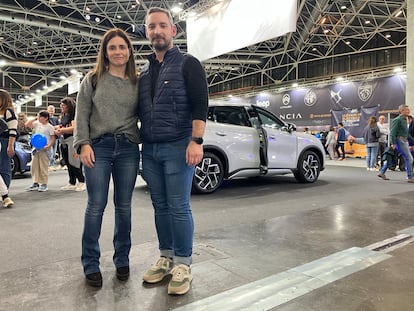 Javier Casado y Elena Ambiz en la feria de coches de Valencia.