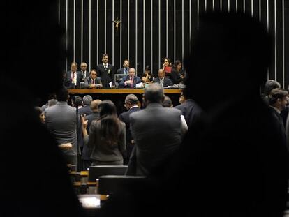 Cunha, ao fundo, na sessão desta terça-feira.