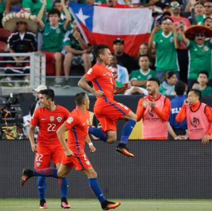 Vargas celebra uno de los goles convertidos contra M&eacute;xico.