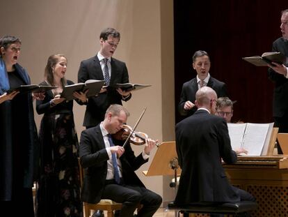 Algunos de los integrantes de Vox Luminis con su director, Lionel Meunier, a la derecha.