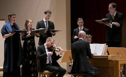 Algunos de los integrantes de Vox Luminis con su director, Lionel Meunier, a la derecha.