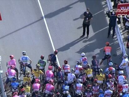 Froome, al frente del pelotón, dialoga con el director de la Vuelta.