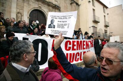 Manifestantes anticementerio nuclear, ayer a mediodía en Ascó.