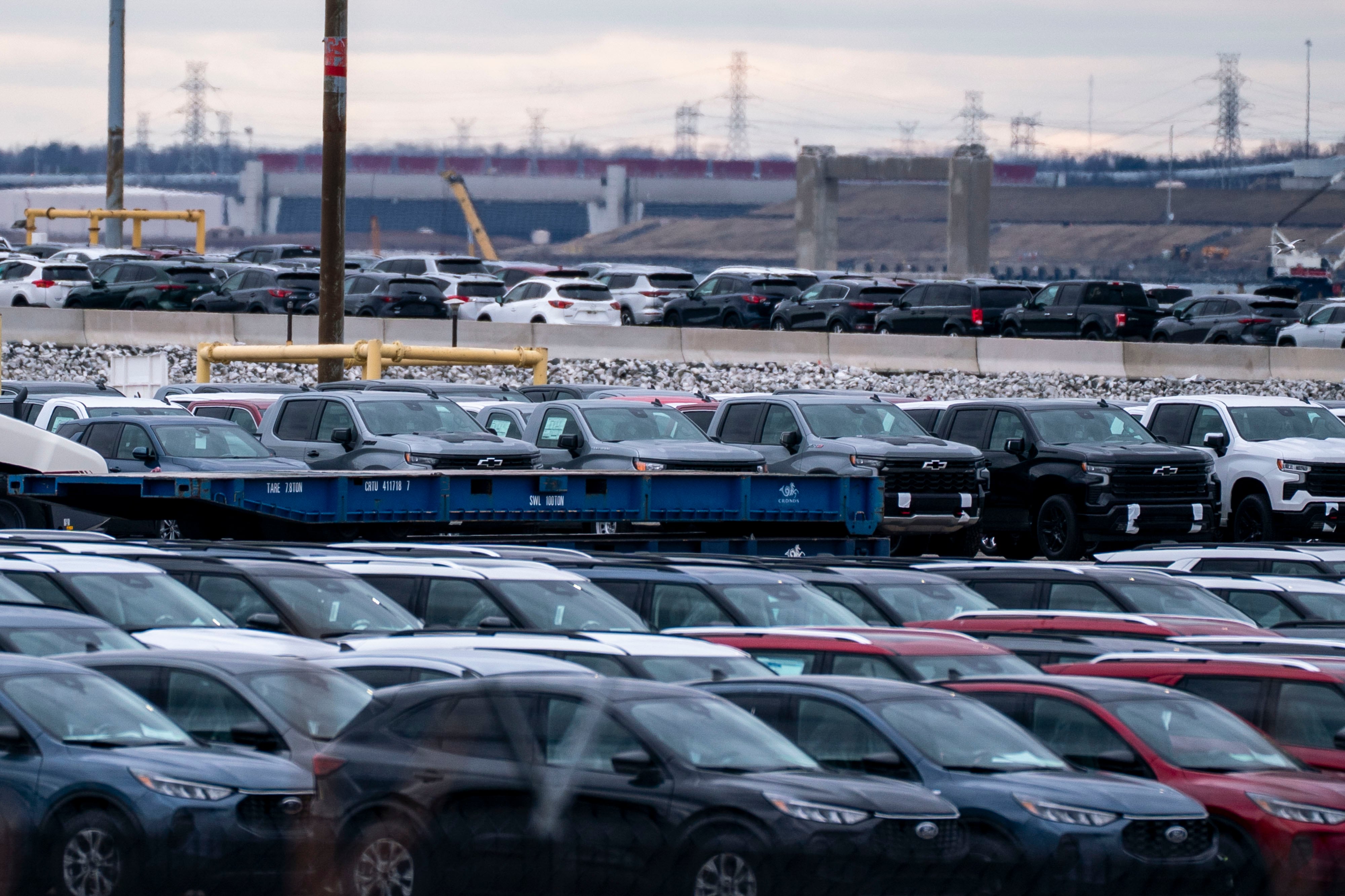 Zona de almacenamiento de automóviles en el puerto de Baltimore, EE UU.