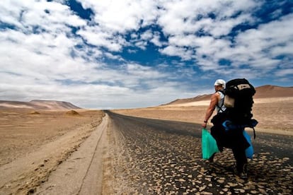 Un turista en el desierto de Paracas, en Perú.