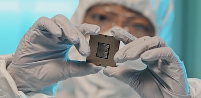 Una trabajadora sostiene una gama de semiconductores