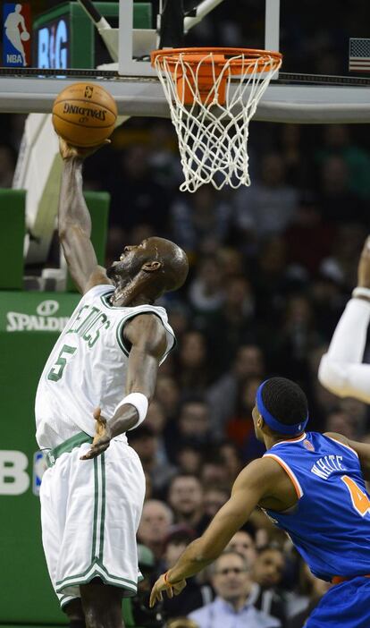 Kevin Garnet de los Celtics salta a canasta.