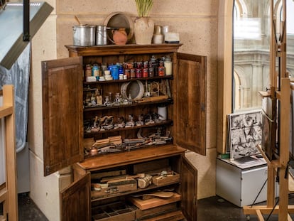 Taller portátil de restauración del Museo del Prado, con utensilios tradicionales del oficio.