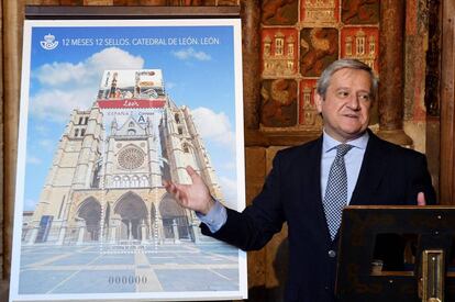 El presidente de Correos, Javier Cuesta, en la presentación del sello de León.