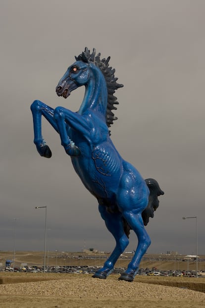 Mustang Azul, el inquietante caballo gigante de ojos rojos esculpido por Luis Jiménez que saluda a los que llegan al aeropuerto de Denver.
